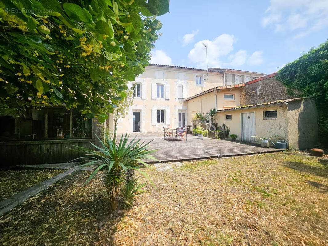 Maison à SAINT-YRIEIX-SUR-CHARENTE
