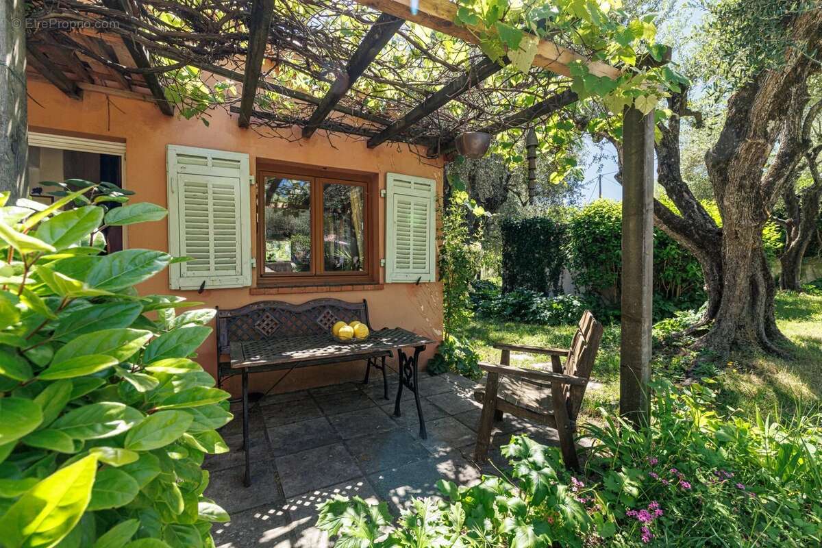 Maison à CHATEAUNEUF-GRASSE