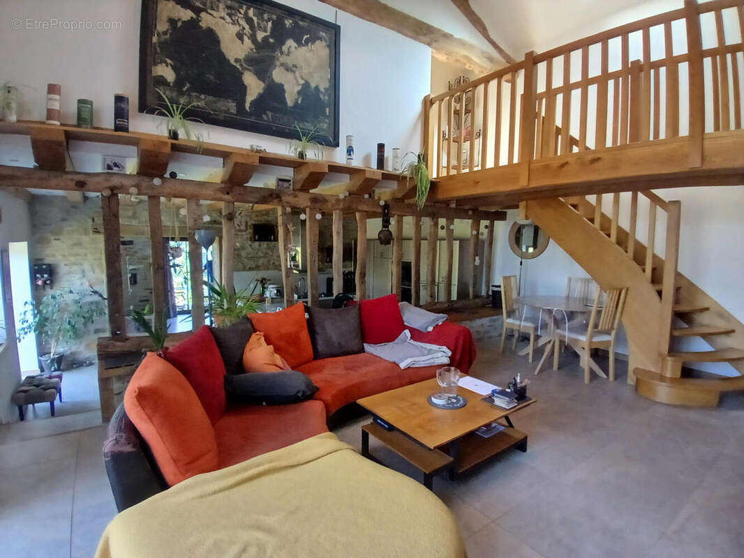 Le salon - Maison à SAINT-SAUD-LACOUSSIERE