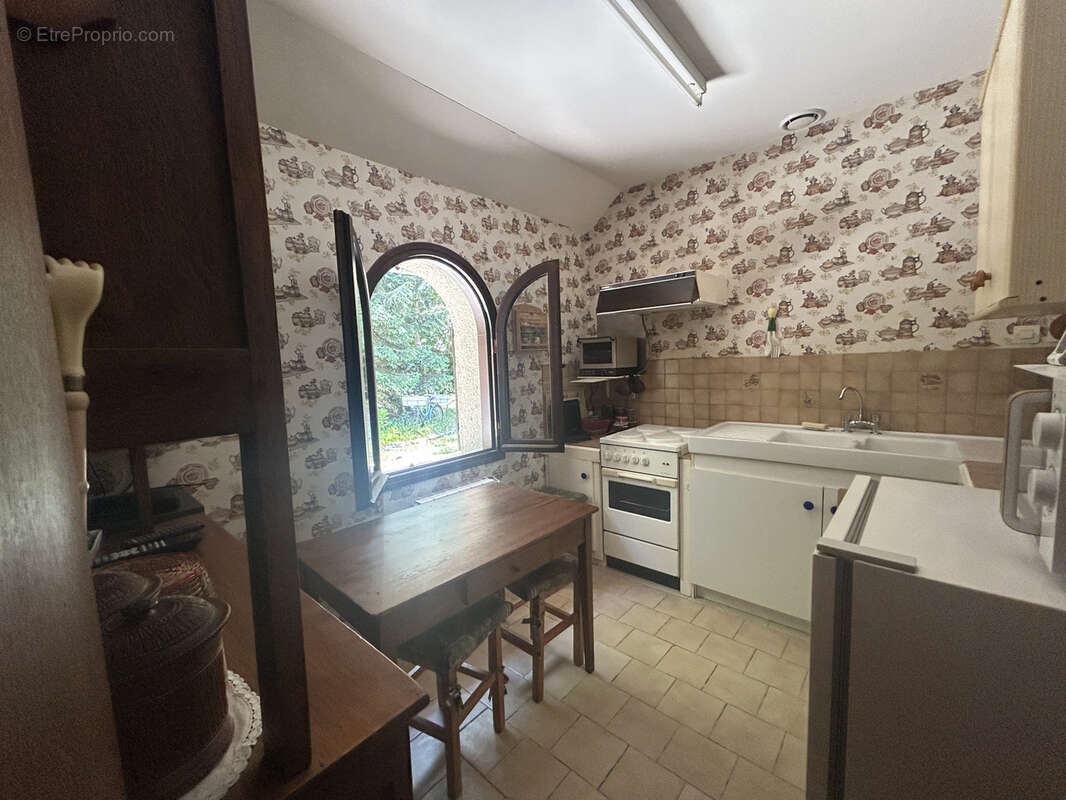Propriété boisée, close, sans voisins proches : maison avec tourelle, garage - photo 9
