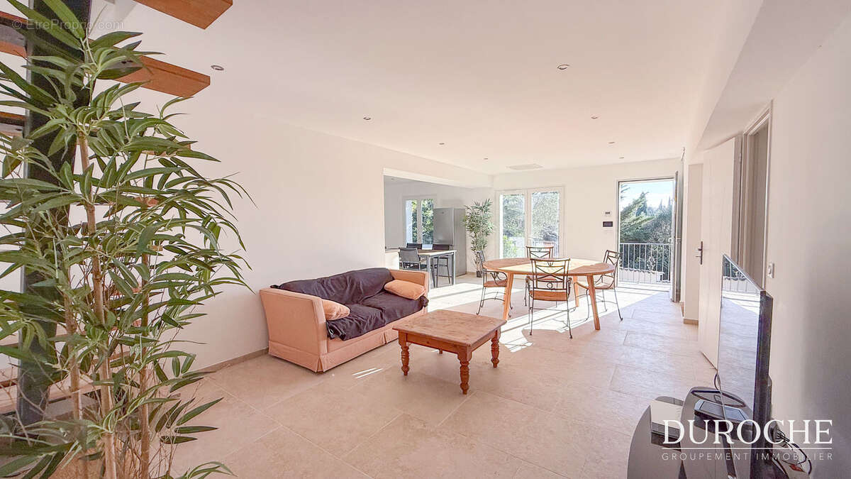 Séguret, Maison restaurée avec vue exceptionnelle   109 m2, piscine, garage et atelier - photo 7