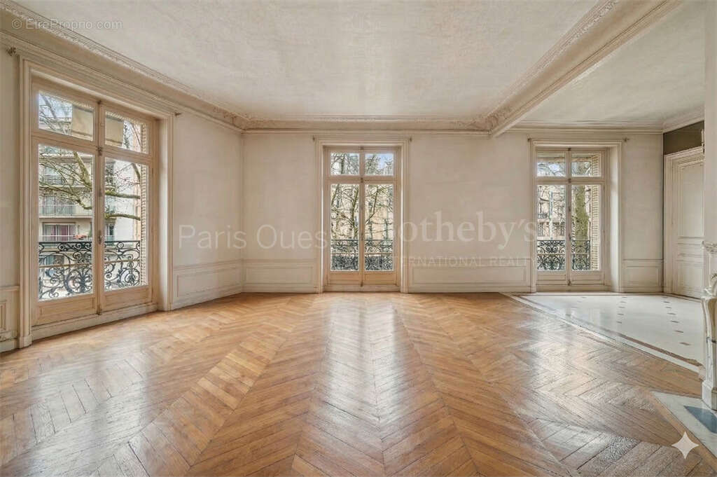 Appartement à PARIS-16E