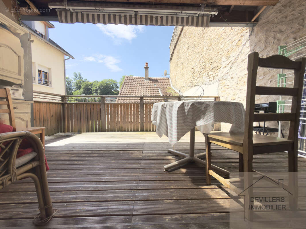 Appartement T3 atypique à vendre à Ornans (Doubs)   106 m2 au sol   Terrasse plein sud   Grand garage   Centre - photo 2