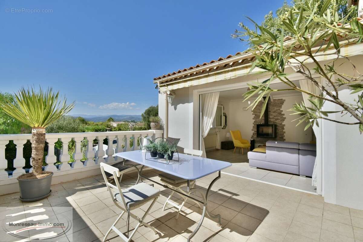 Maison à LA ROQUETTE-SUR-SIAGNE