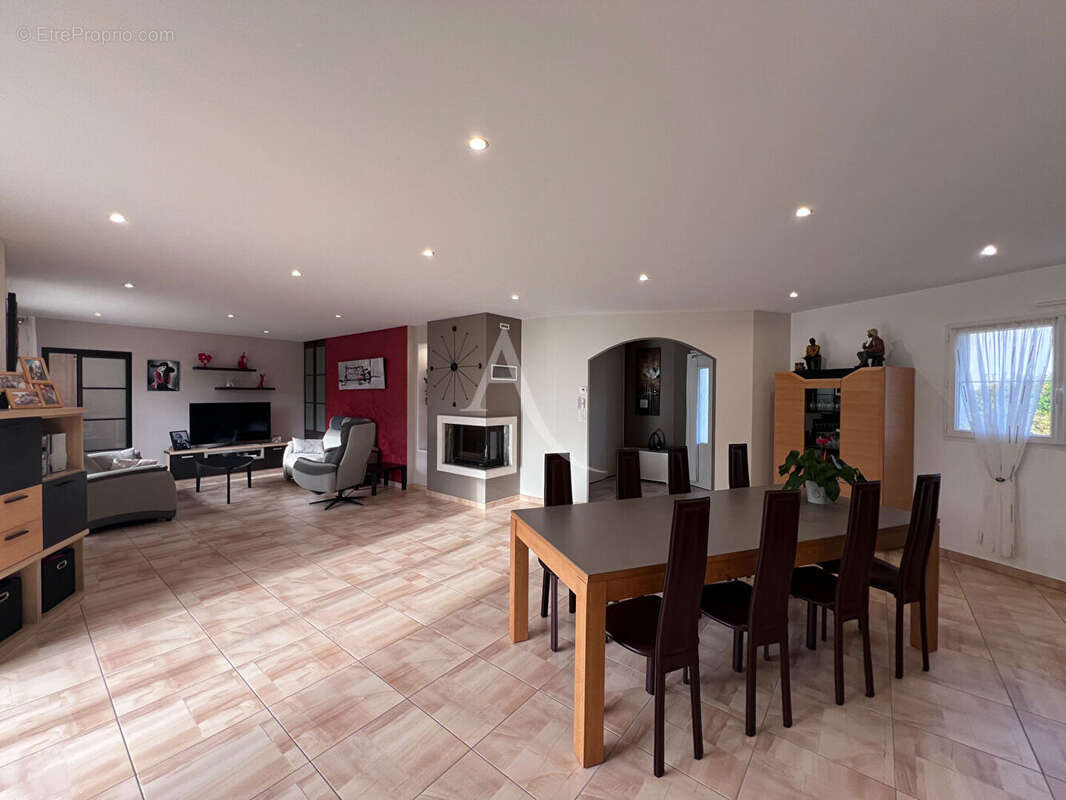 Maison à BEAULIEU-SOUS-LA-ROCHE