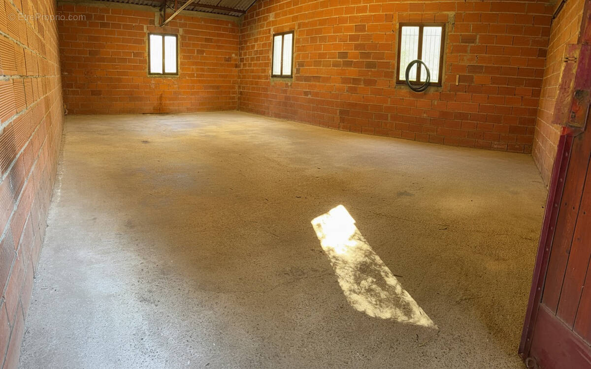 Parking à VILLENEUVE-LES-CORBIERES