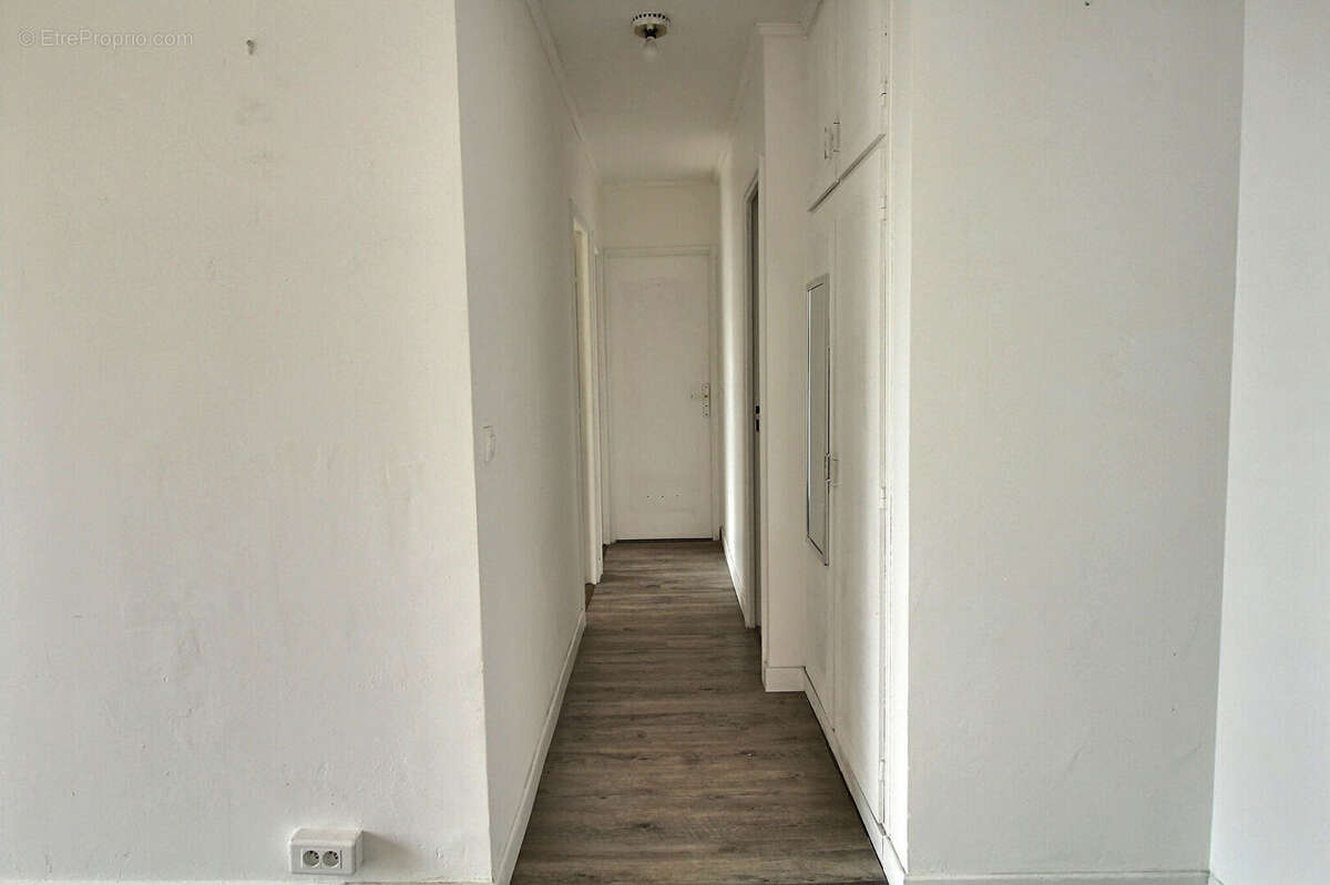 Trois pieces - quartier marceau - dernier etage - photo 5