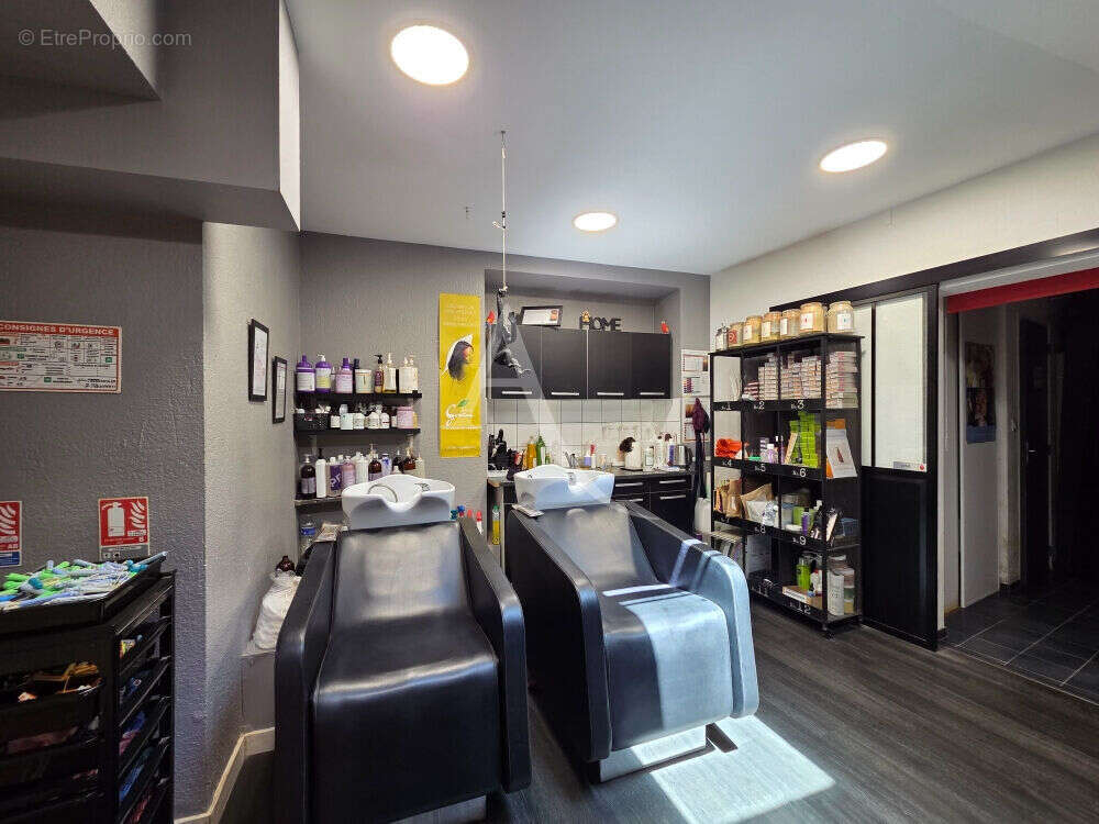 Local commercial + Fond de commerce salon de coiffure - photo 3