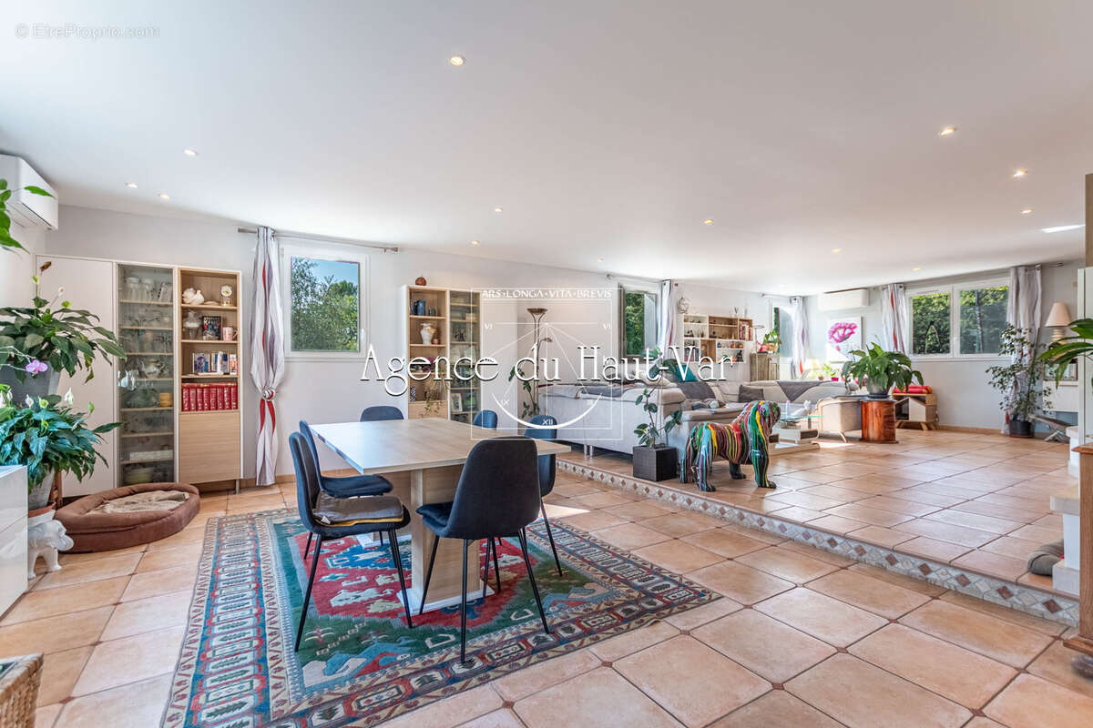 Villa 230m2 avec piscine, et jolie vue - photo 15