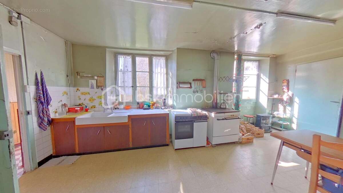 Maison de caractère de plain pied avec jardin et dépendances au centre-ville ! - photo 2
