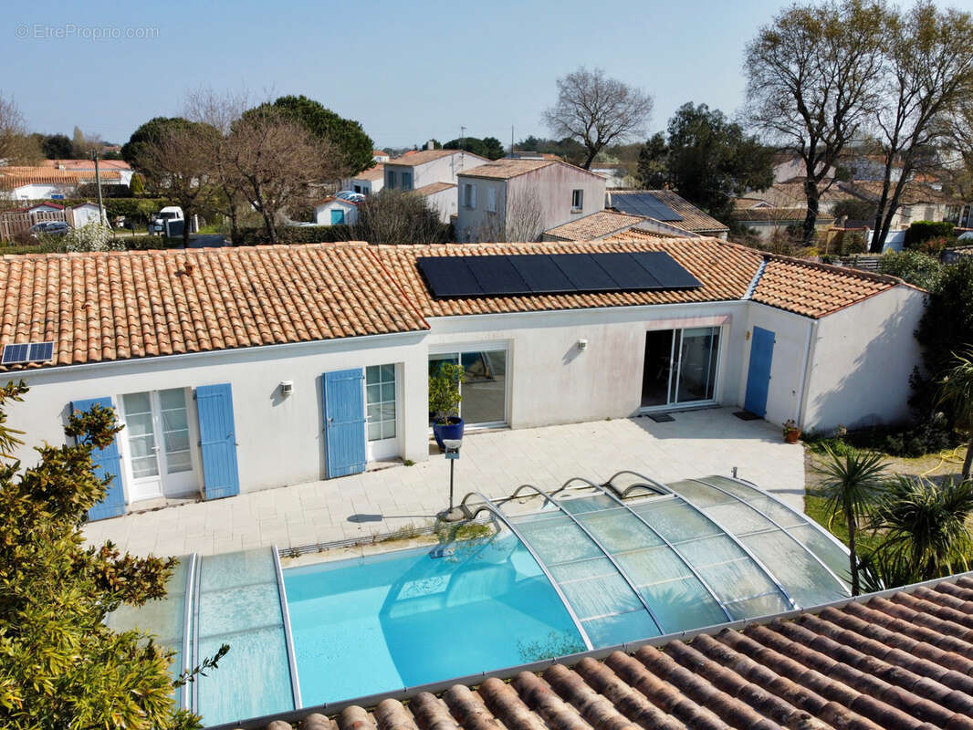 Élégante maison avec piscine et jardin paysager dans un environnement privilégié - photo 2