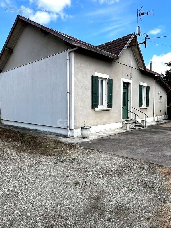 Maison de ville à rénover, plain-pied, 4 pièces avec studio attenant et dépendance, à 5 mn du centre de CONDOM (32) - photo 2