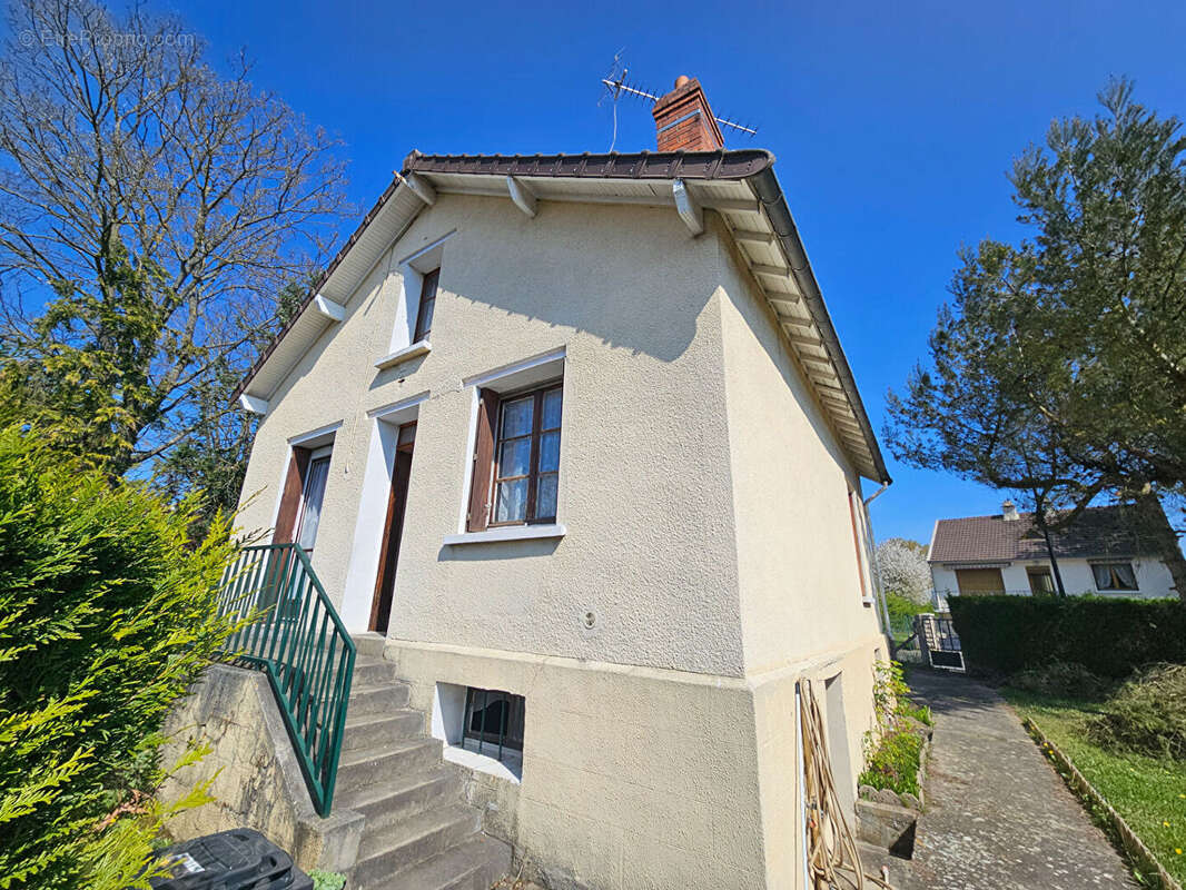 Maison à MAURECOURT