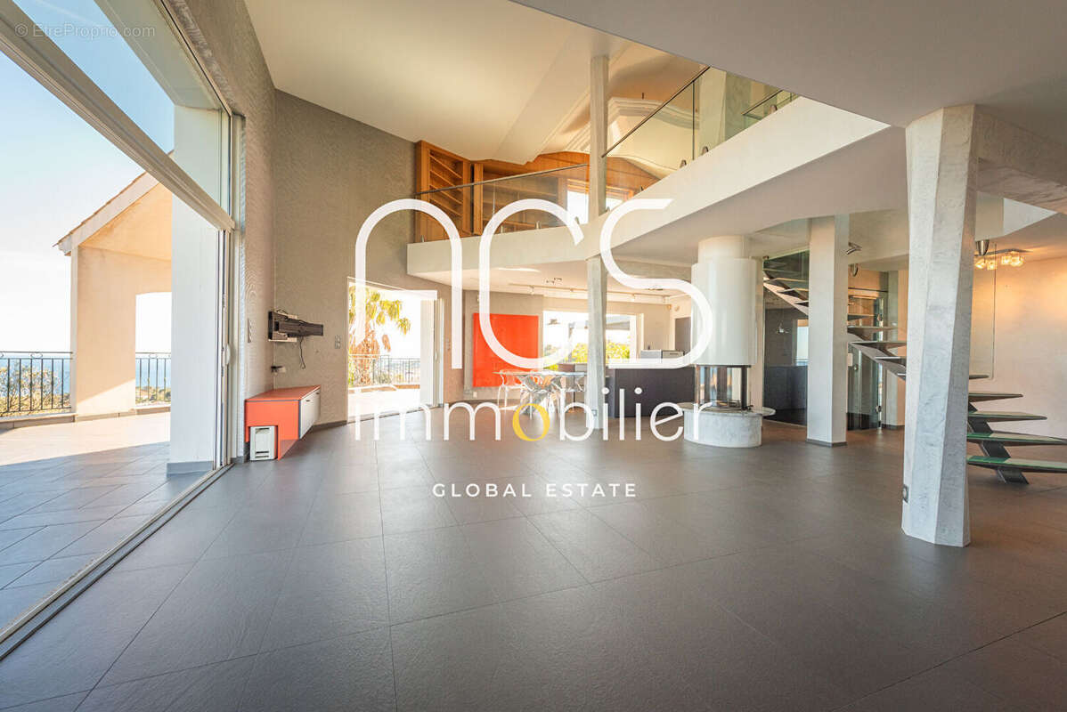 A vendre à Saint-Aygulf - Propriété avec vue mer panoramique, 200m2, piscine, studio, garage 4 voitures - photo 8