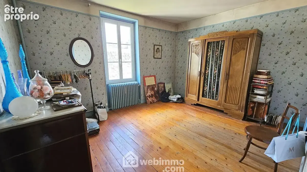 Une grande chambre de 15 m² toute parquetée.