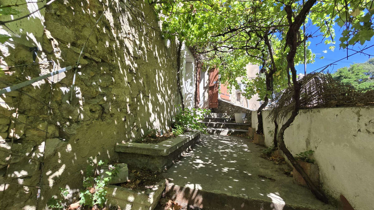 Maison à MEOUNES-LES-MONTRIEUX