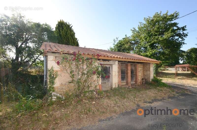  Maison en pierre à rénover avec terrain à bâtir – Nieuil (16)  - photo 19