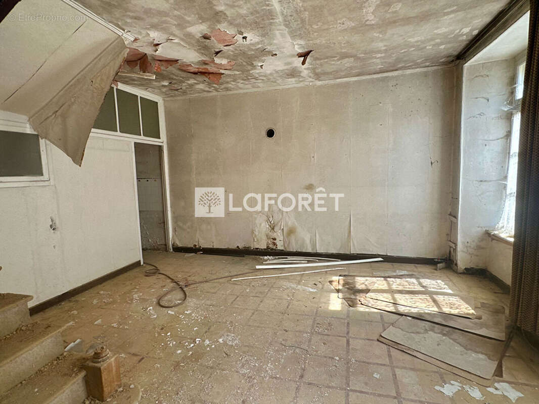 Maison à LA ROCHE-DERRIEN