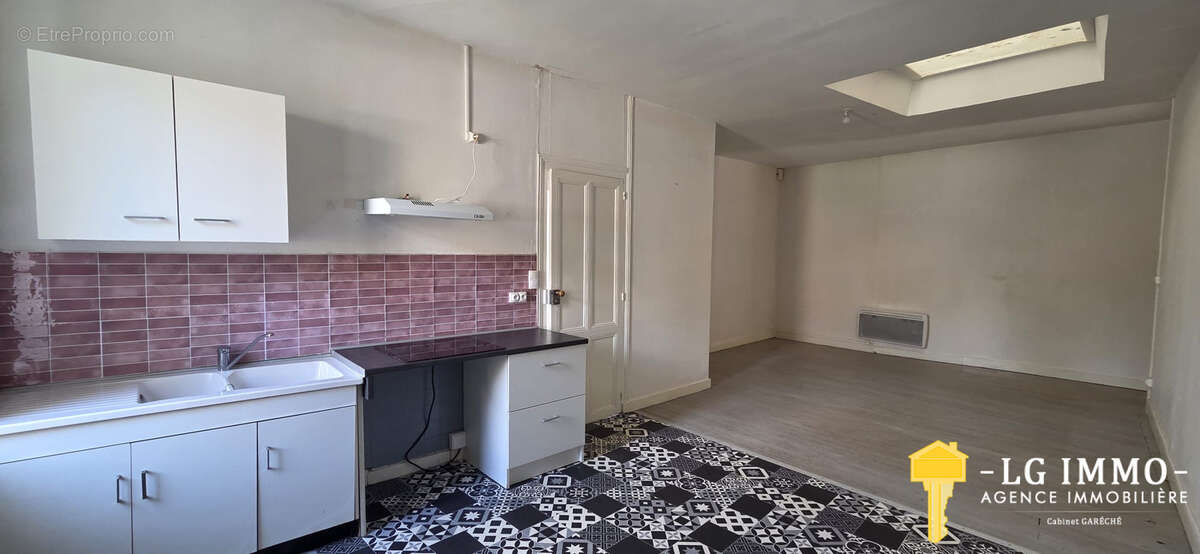 Appartement t3 + local commercial, centre bourg de mortagne - photo 3
