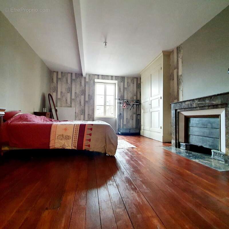 Maison à BAGE-LE-CHATEL