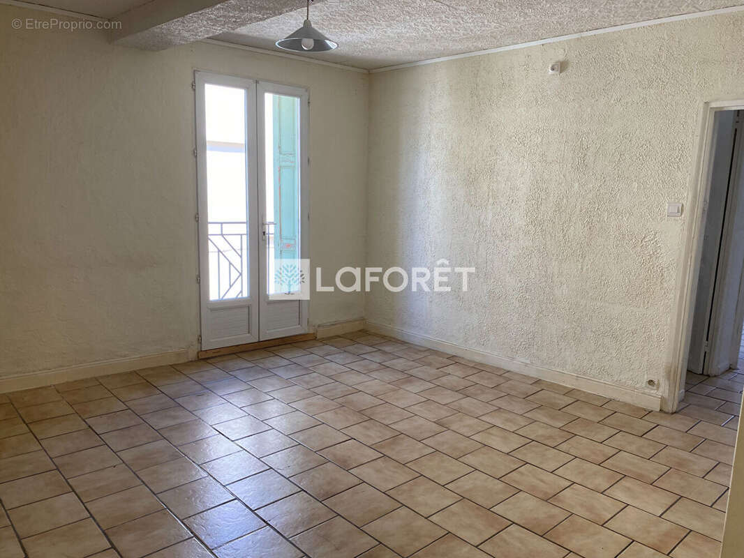 Immeuble avec commerce et duplex. - photo 2