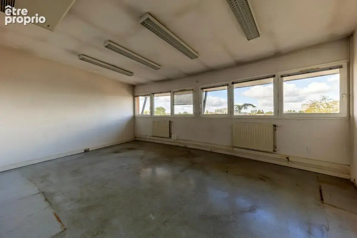 Immeuble et parkings - 2 395 m² - Nevers (58) - photo 5