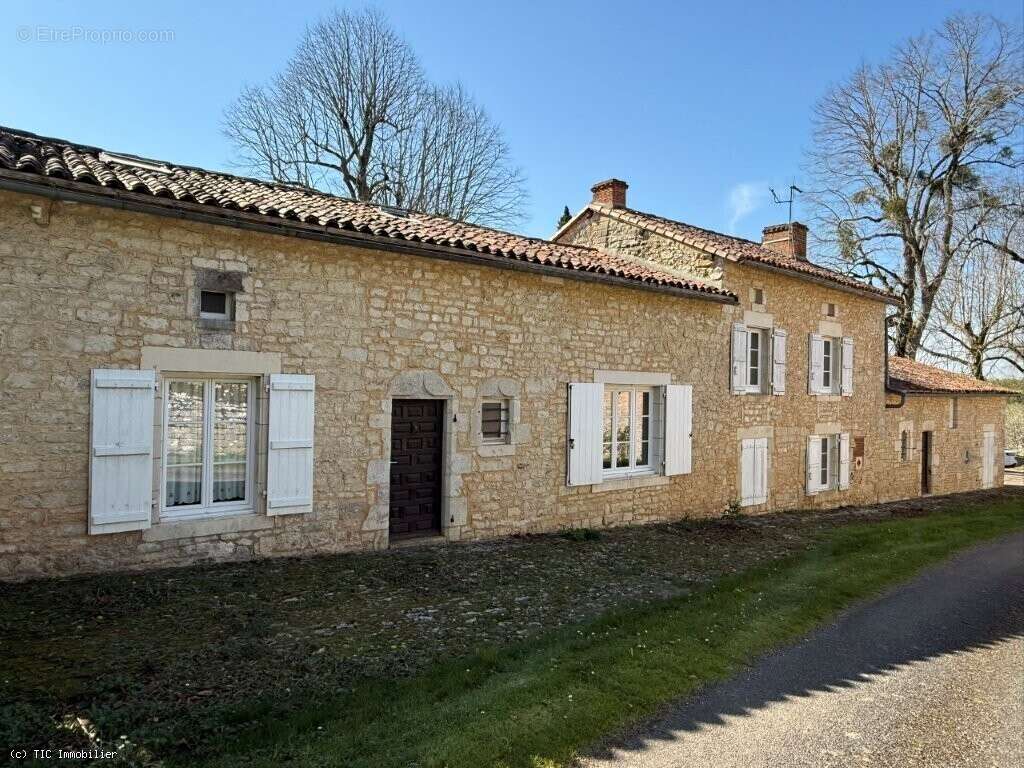 À Deux Pas De Nanteuil-En-Vallée, Superbe Longère En Pierre De 1836 Pleine De Charme - photo 35