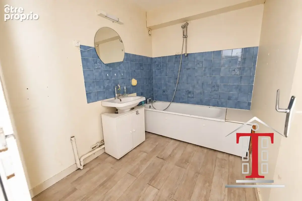Salle de bains avec baignoire