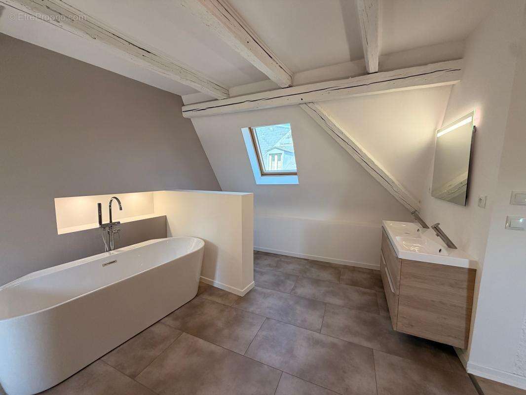 Duplex entièrement rénové – Petite France –

STRASBOURG – PETITE FRANCE - photo 4