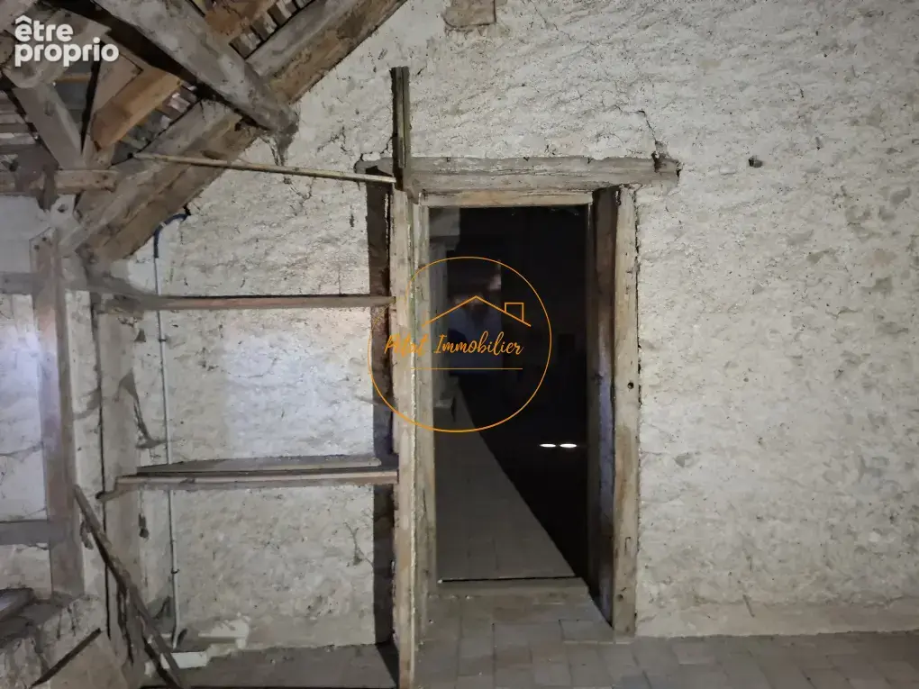 Maison de village avec dépendances et beau potentiel d’aménagement - photo 9