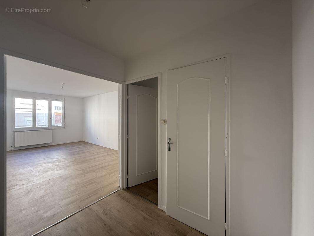 Appartement à LE CHAMBON-FEUGEROLLES