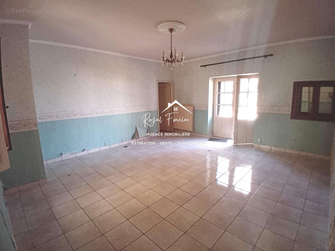 Salon de 22 m2 indépendant  - Maison à SAINT-GENEST-D'AMBIERE