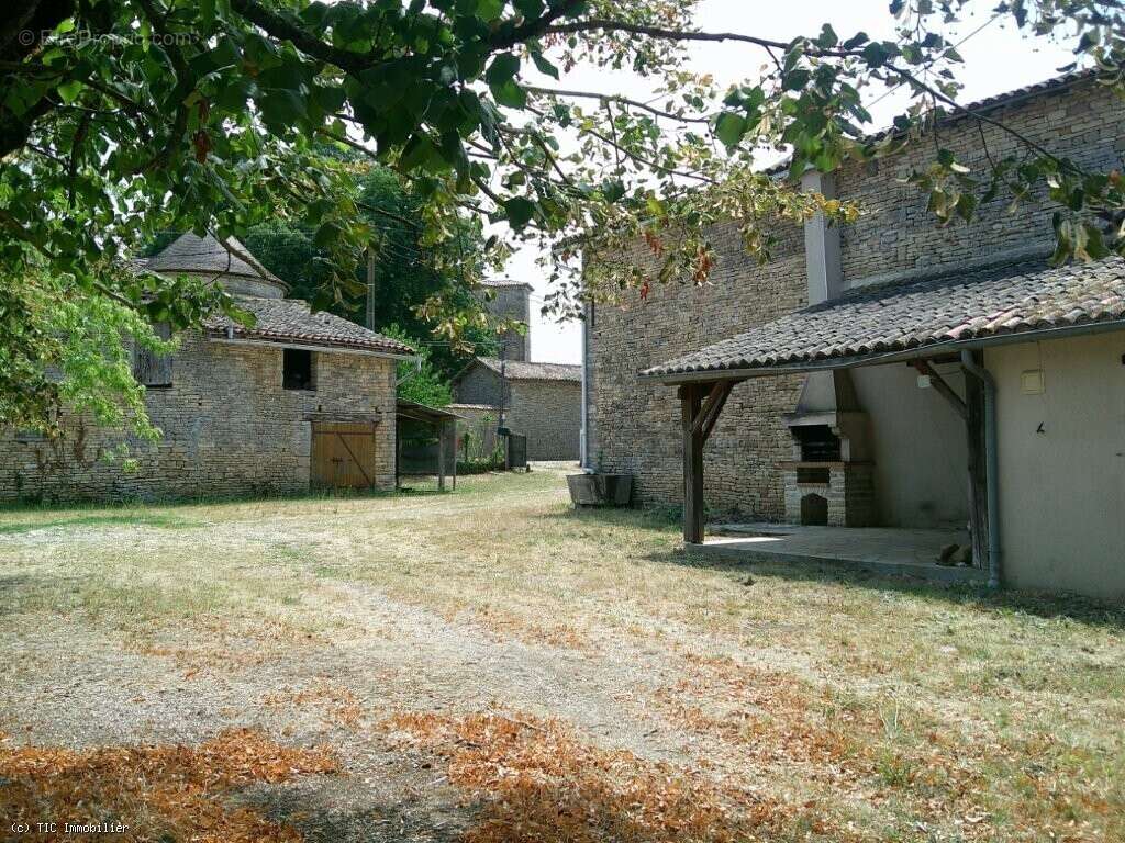 Maison de Campagne Avec Dépendances. Investissement Potentiel - photo 24