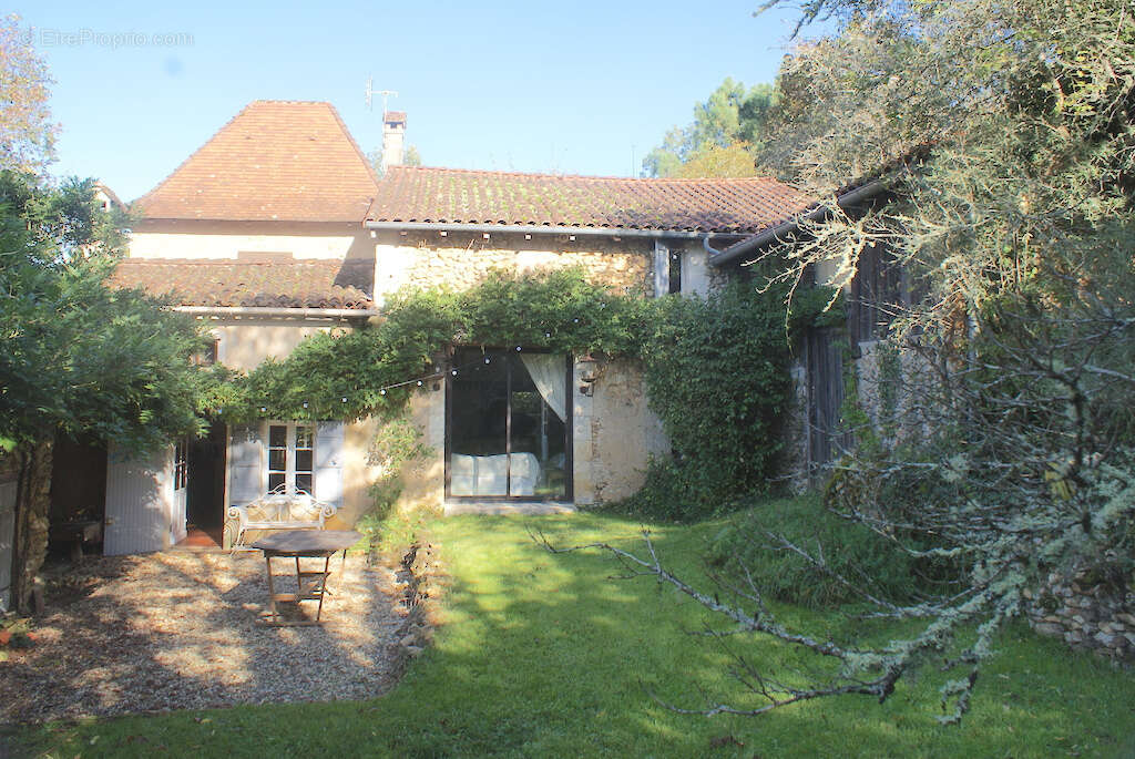 A VOIR. Belle maison en pierre de 4 chambres avec dépendances et vues sur terrain d'environ 2811m2 - photo 11