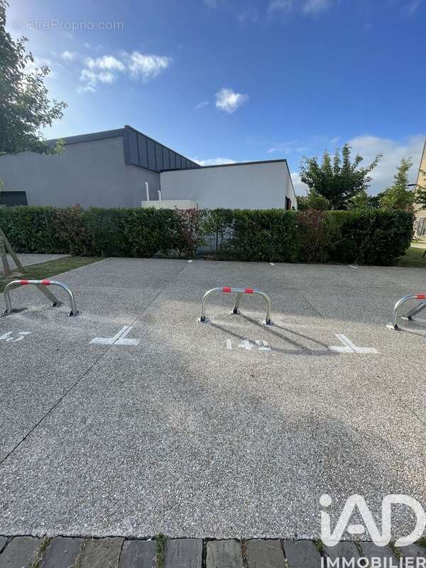 Parking 11 m² à Savigny-Le-Temple  - photo 2