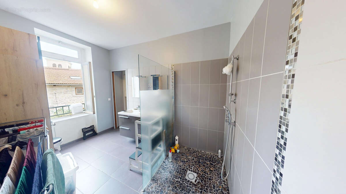 Appartement à LE CHAMBON-FEUGEROLLES