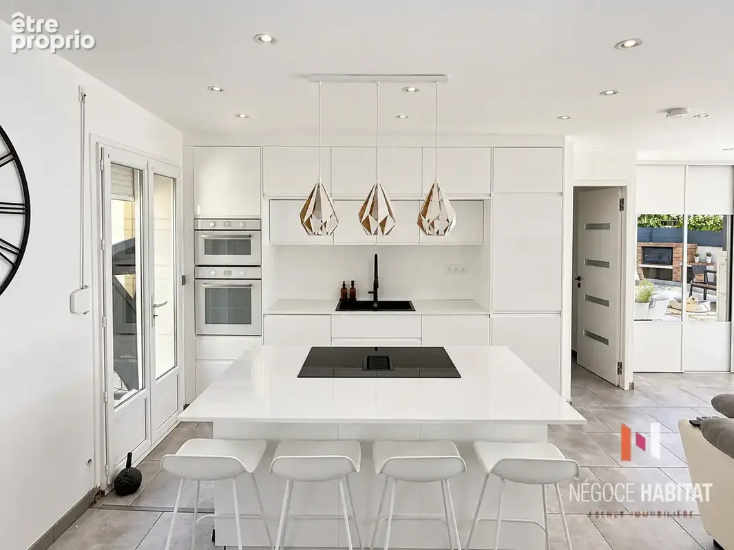 Maison de plain-pied 100 m2 avec piscine, terrain 650 m2 , proche centre du village - photo 3