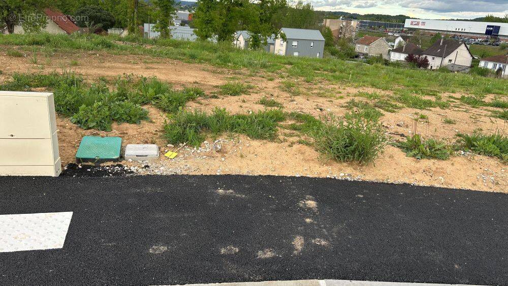 Terrain à SAINT-PANTALEON-DE-LARCHE