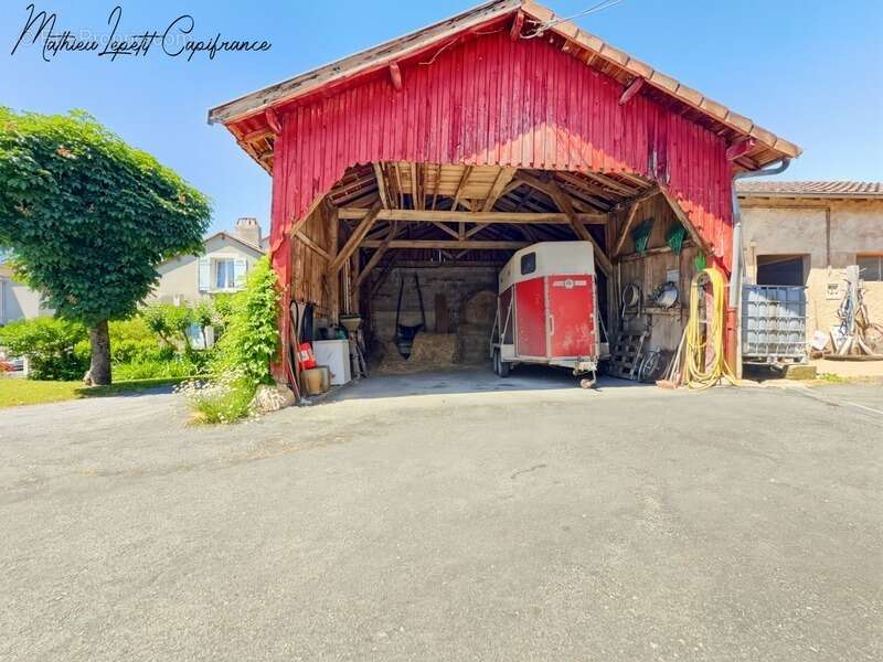 Maison à SAINT-PIERRE-DE-CHIGNAC
