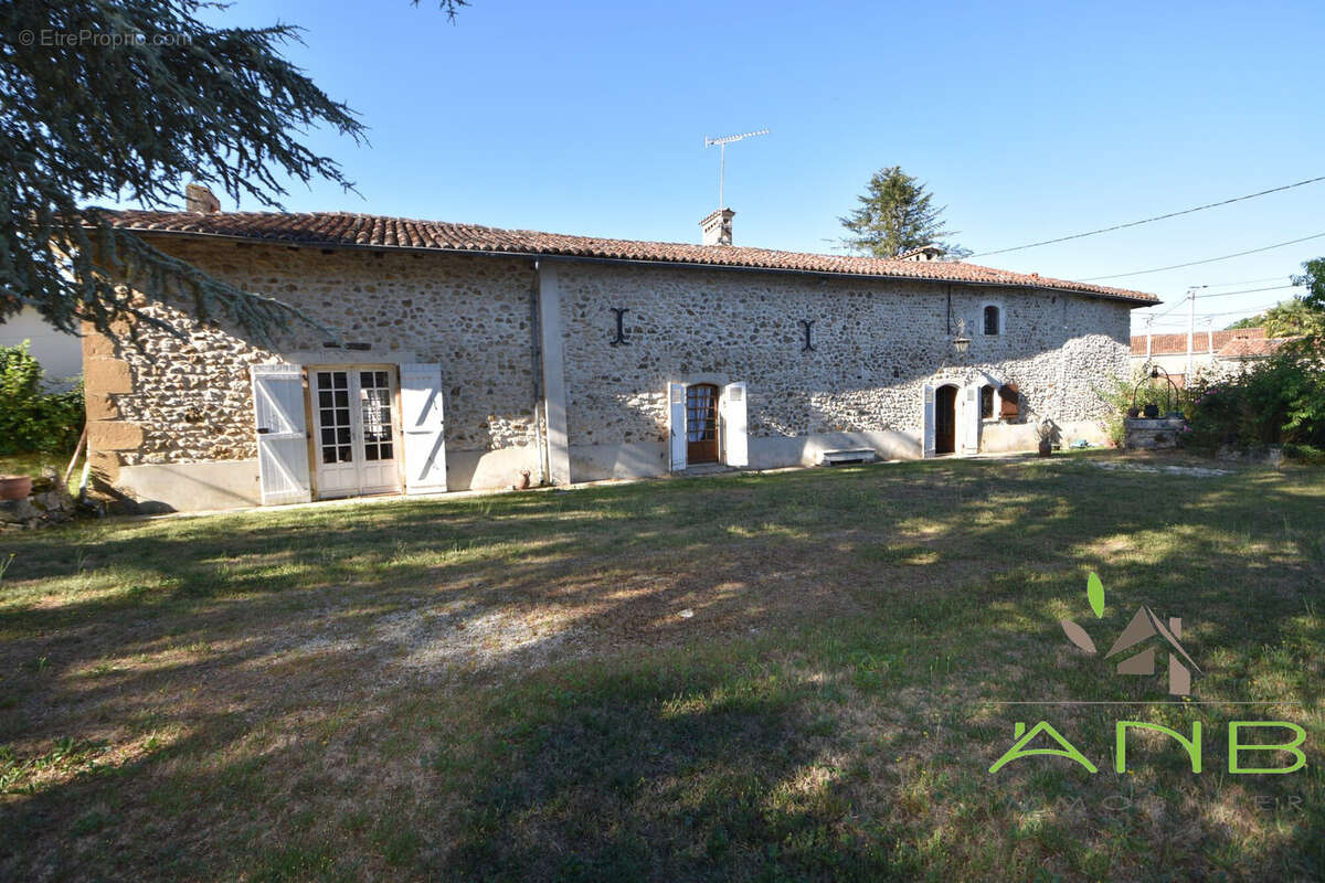Maison 210 m² à Montbron  - photo 2