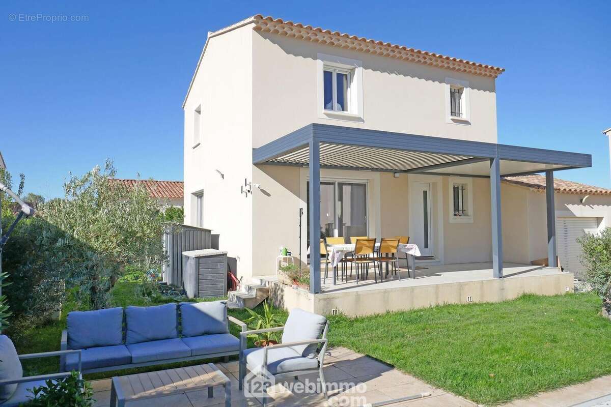 La façade de la villa et sa terrasse avec pergola bioclimatique - Maison à ARLES