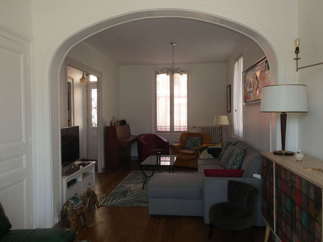Maison Pont L Eveque, 159 m², 6ch, 1sdb, 1sdd, garage, cour intérieure - photo 2