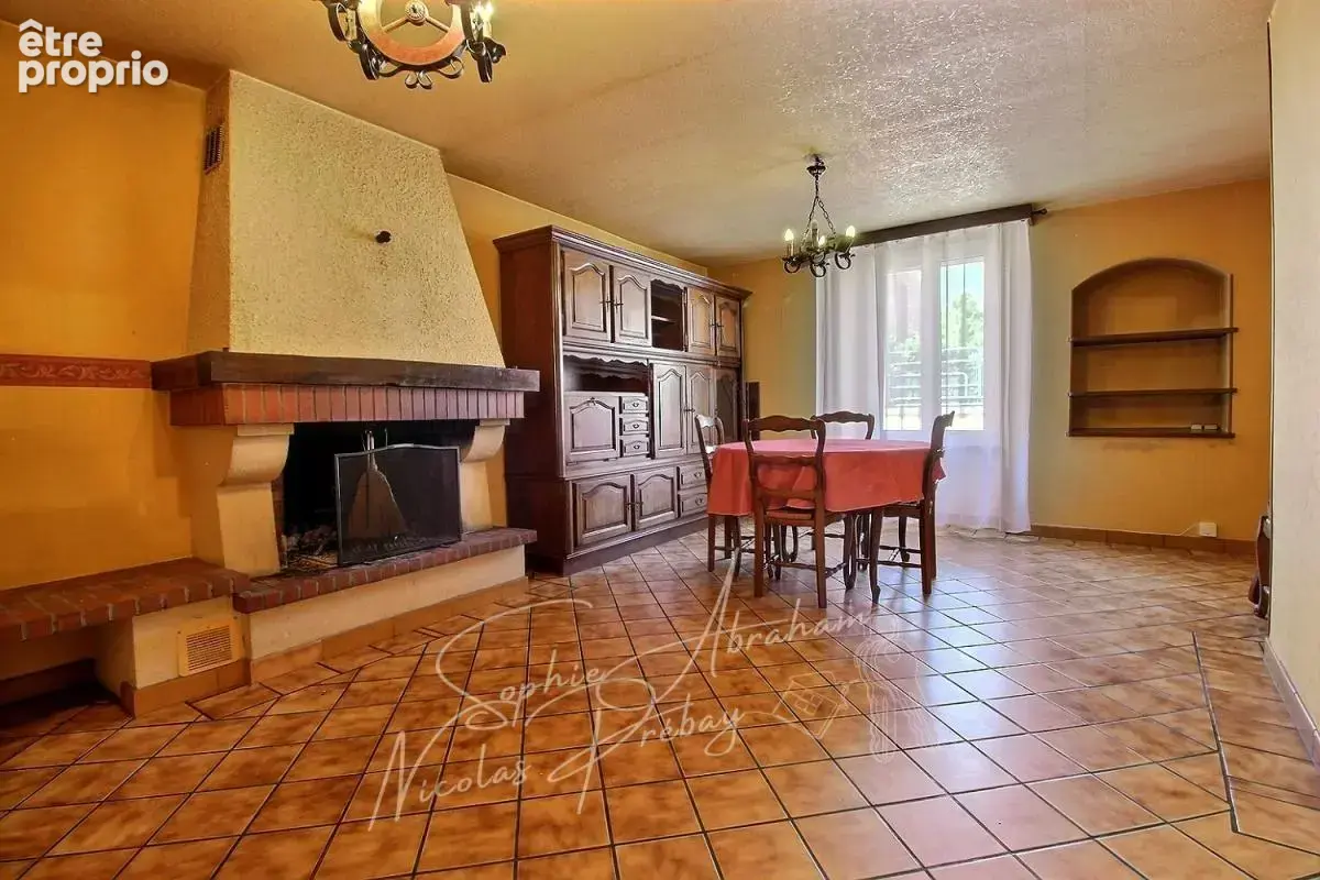Maison en pierres avec cour close de murs, 3 chambres, dépendances - photo 4