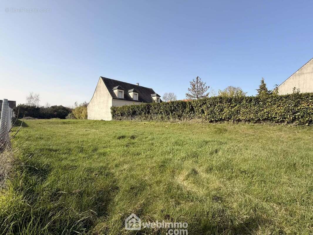 Terrain à bâtir d'une surface de 594 m² - Terrain à BRUYERES-ET-MONTBERAULT
