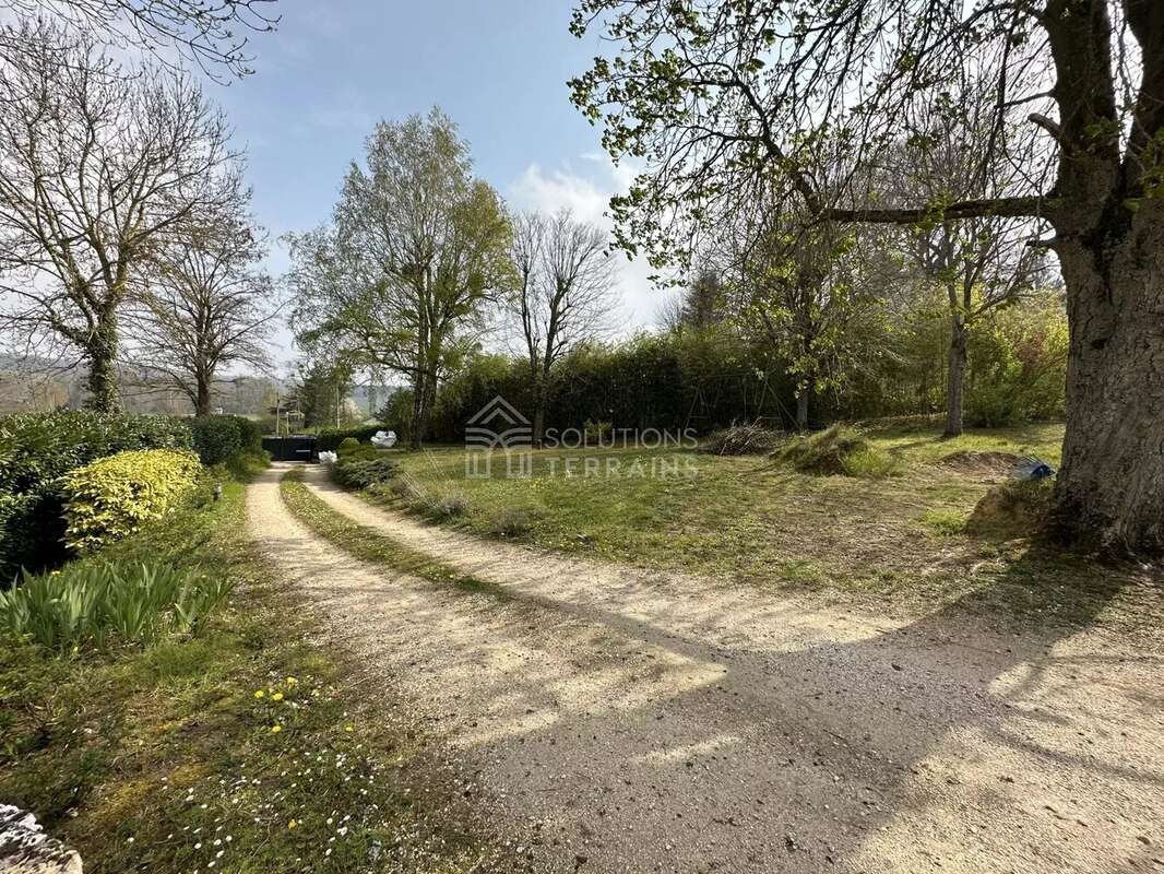 Terrain à NESLES-LA-VALLEE