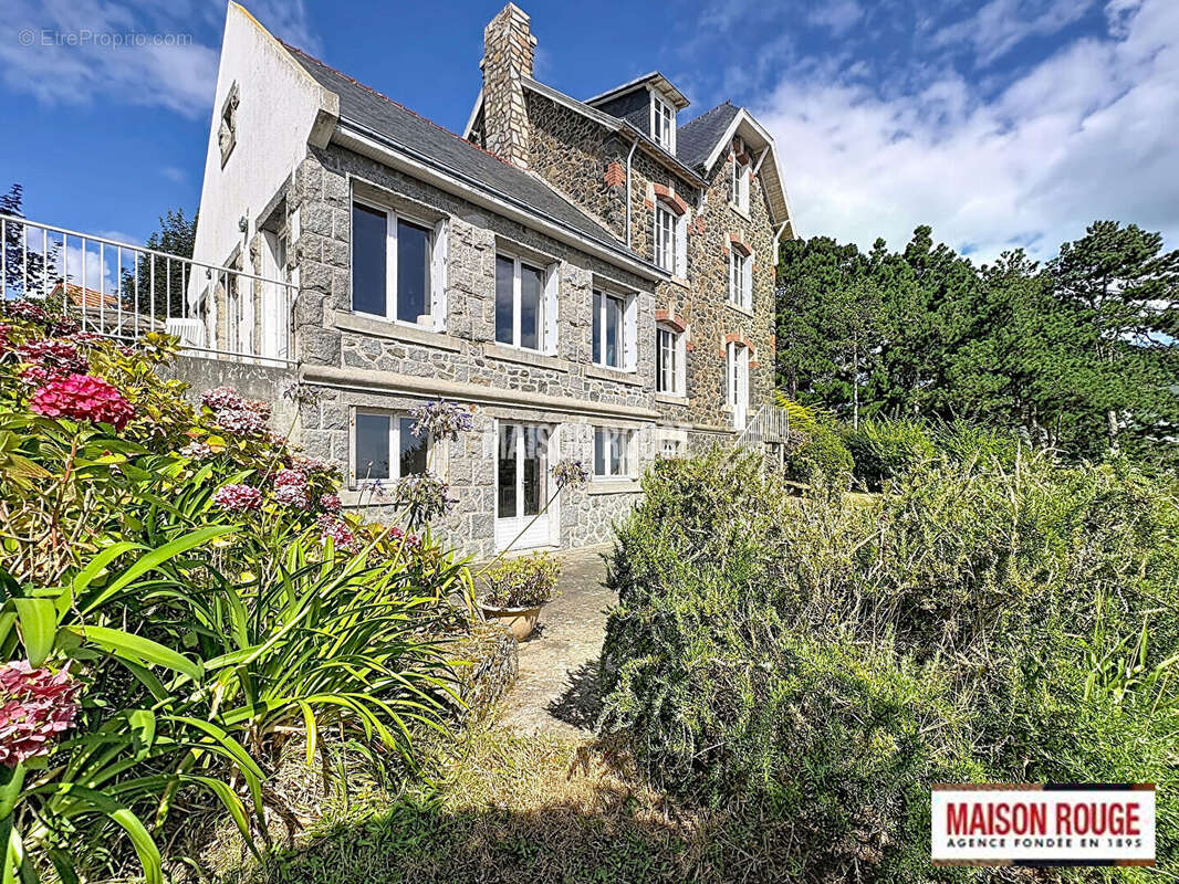 Maison de caractère vue mer exceptionnelle à Saint-Quay-Portrieux , 6 chambres, jardin paysager et fort potentiel - photo 2