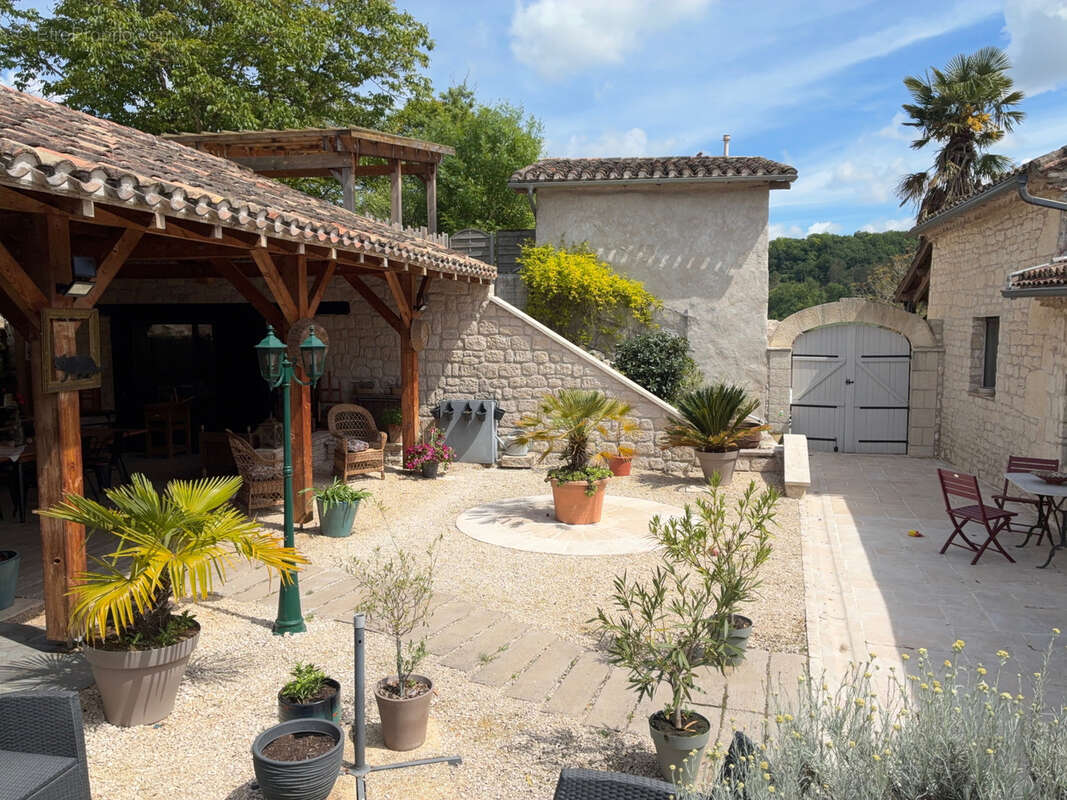Maison à CASTELNAU-MONTRATIER