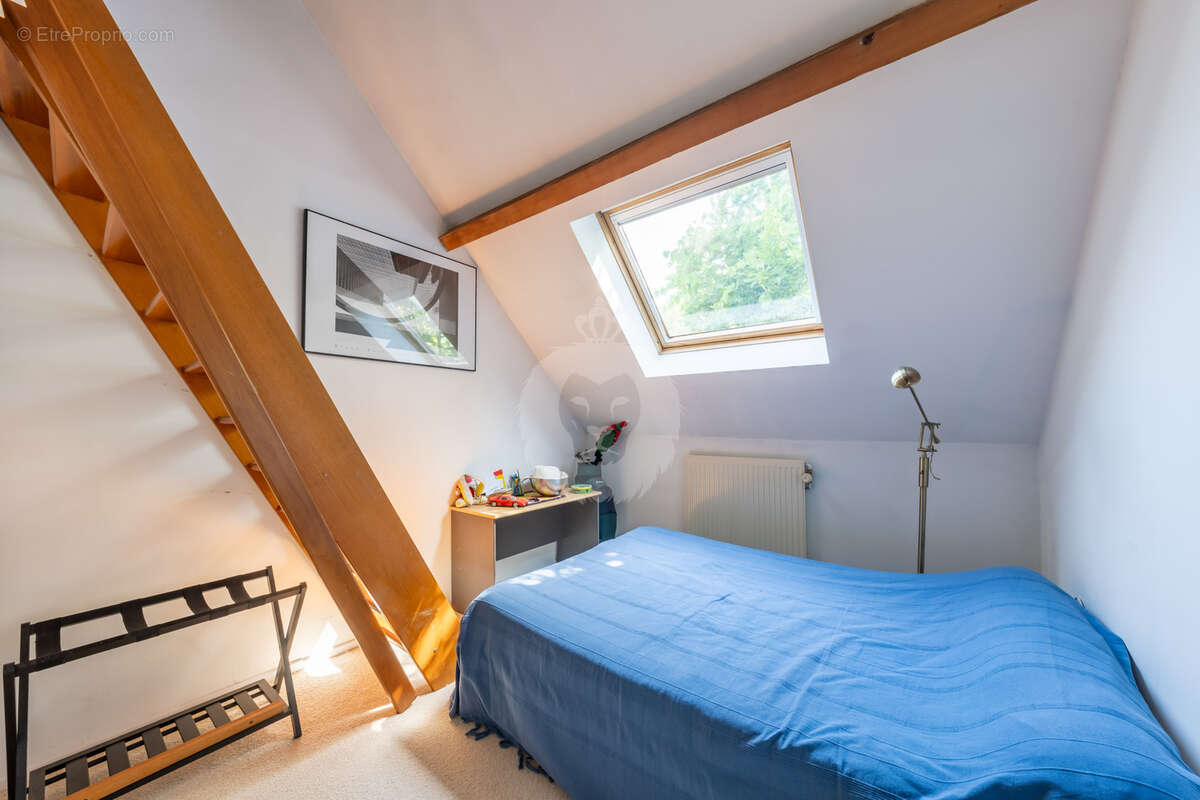 Maison familiale de 212 m2   5 chambres, dépendance, jardin arboré et gare de Melun à proximité - photo 17