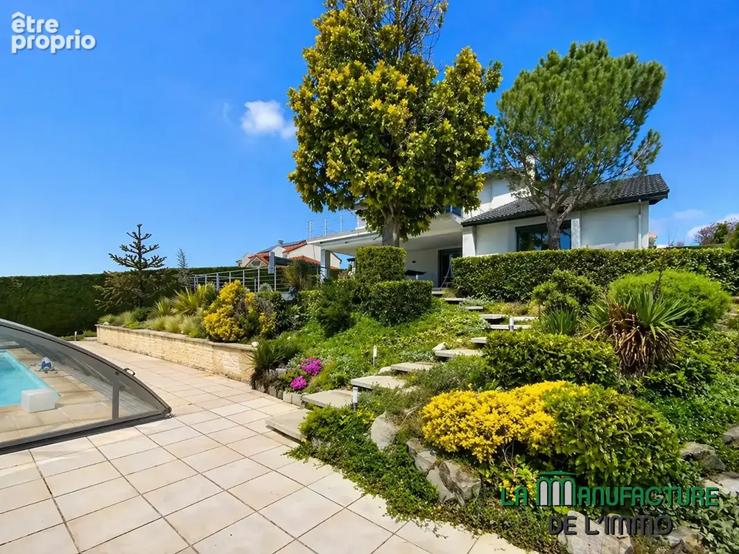 Villa de 280m2 avec piscine et dependance / vue exeptionnelle / saint-genest lerpt - photo 8