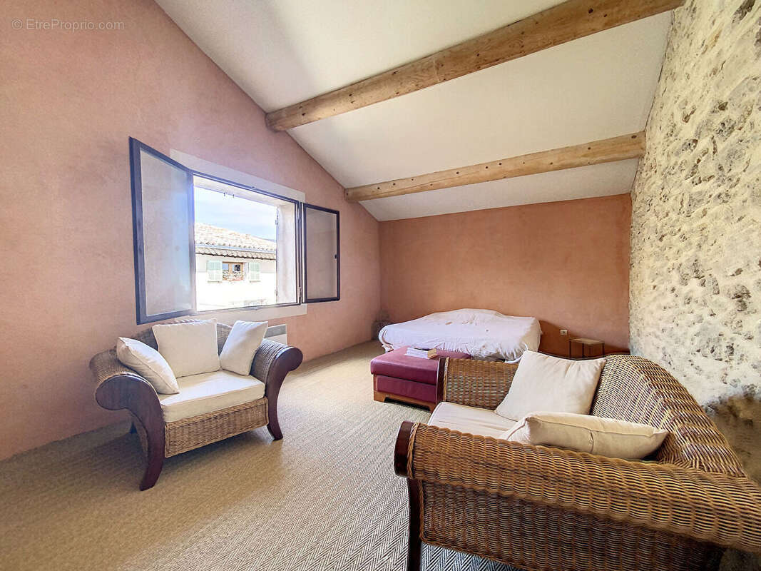 Cuisine sur terrasse, charme. Maison de village provençale 105 m², 5 pièces, terrasse 35 m² - photo 8